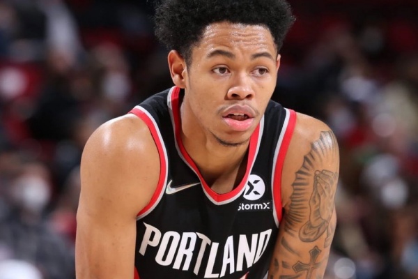 安芬尼-西蒙斯留队悬念揭晓：绿军新赛季后场火力或将升级